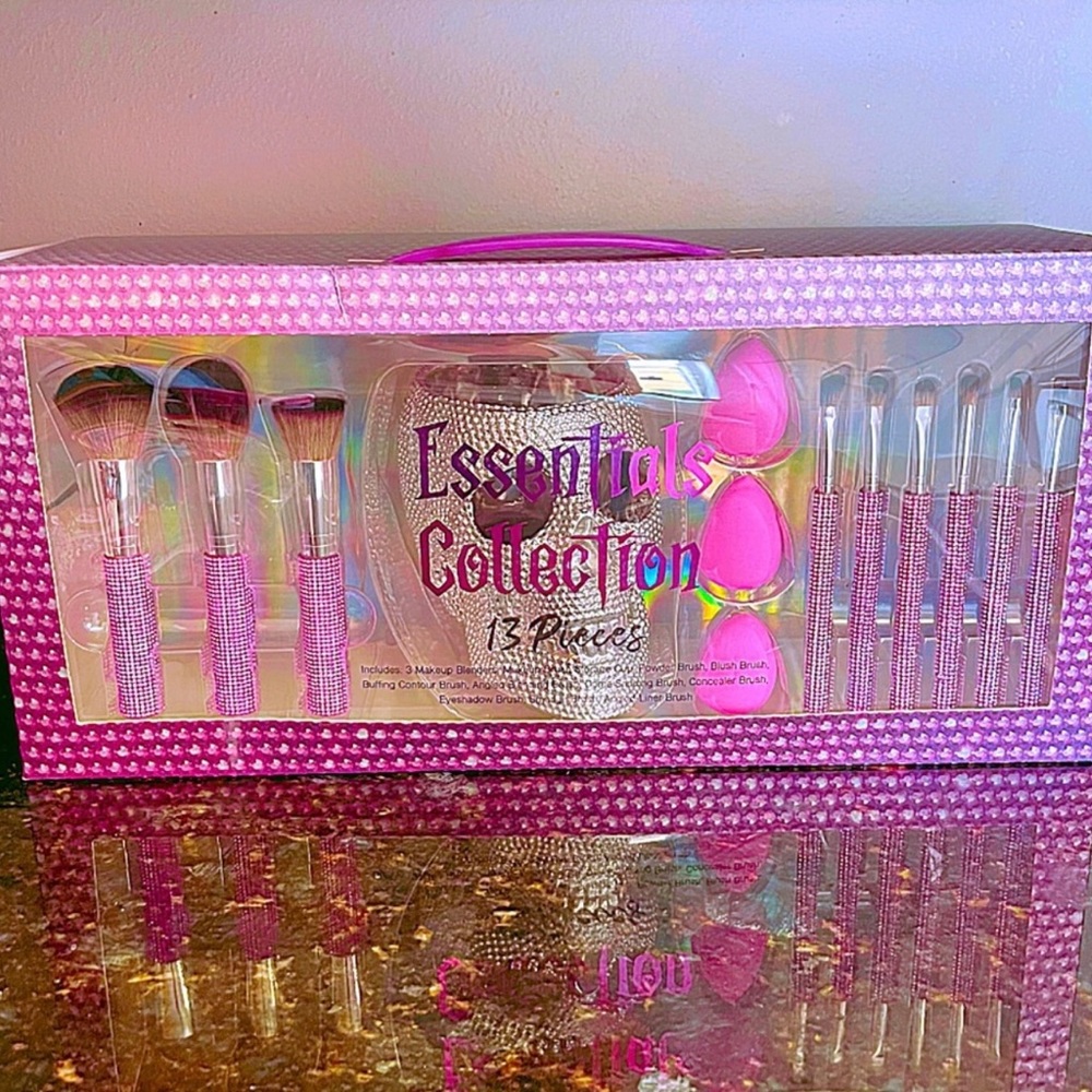 Very beautiful bling diamond skull brush set